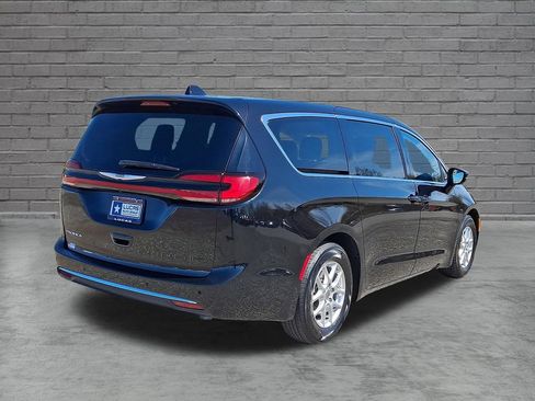 Used 2024 Chrysler Pacifica Touring-L FWD image 11