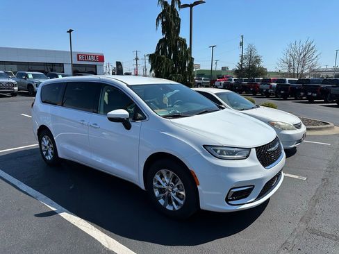 Used 2023 Chrysler Pacifica Touring-L image 18