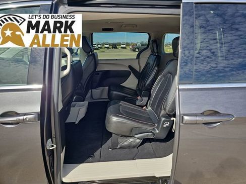Used 2023 Chrysler Pacifica Touring-L FWD image 24