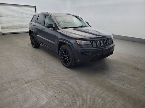 Used 2017 Jeep Grand Cherokee Altitude AWD/4WD image 13