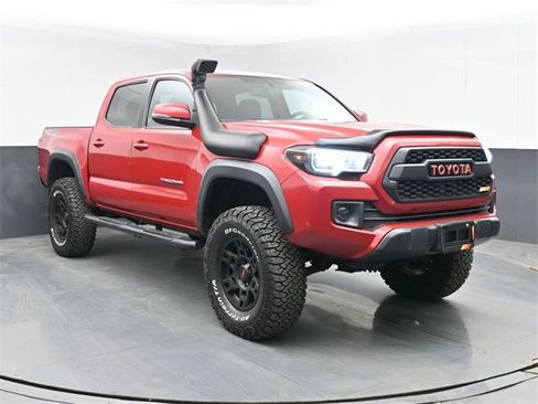 Used 2017 Toyota Tacoma TRD Off-Road w/ Tow Package (A/T) image 2
