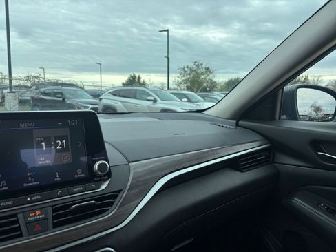 Used 2025 Nissan Altima 2.5 SV image 33