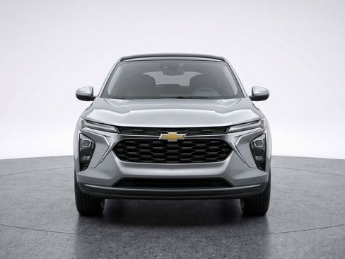 Used 2025 Chevrolet Trax LT image 2