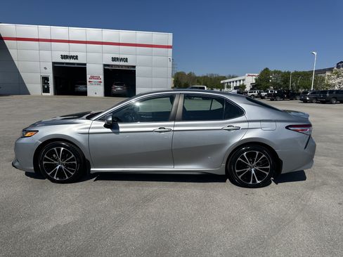 Certified 2020 Toyota Camry SE image 8