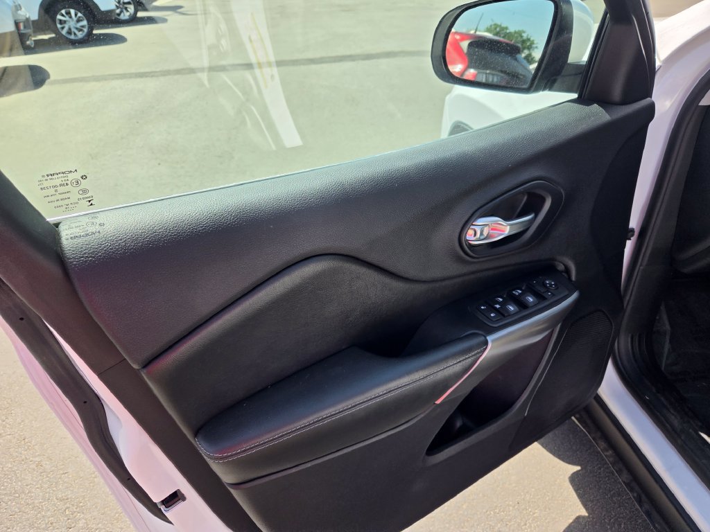 Used 2019 Jeep Cherokee Latitude w/ Popular Appearance Group AWD/4WD image 4