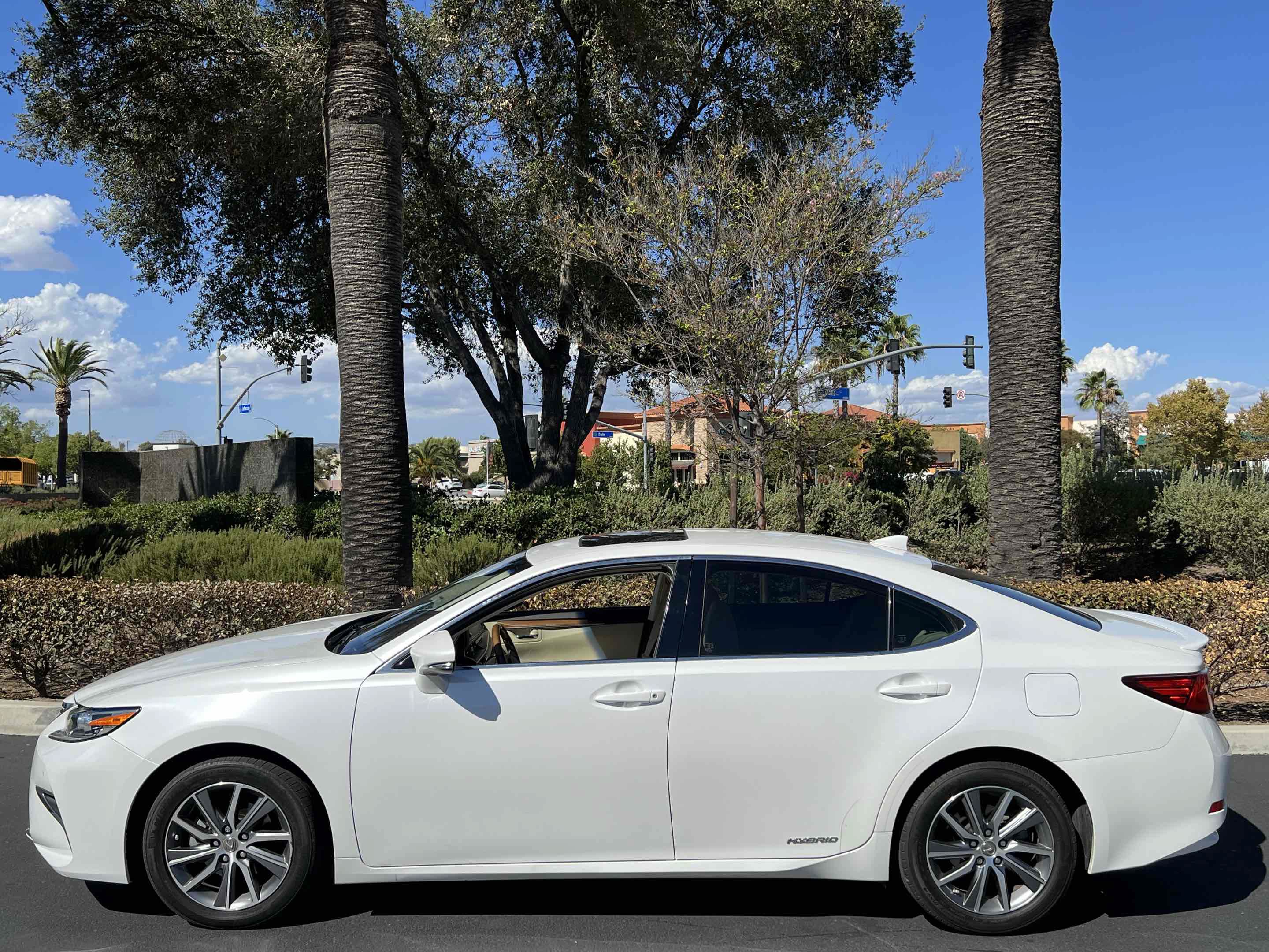Used 2018 Lexus ES 300h w/ Luxury Package FWD image 13