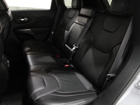 Used 2019 Jeep Cherokee Limited image 18