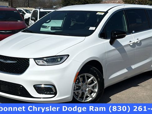 New 2026 Chrysler Pacifica Select image 1