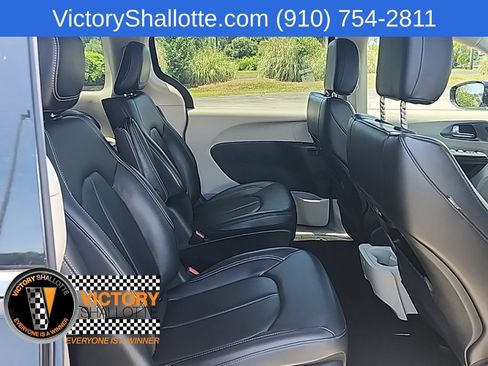 Certified 2024 Chrysler Pacifica Limited FWD image 37