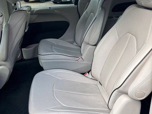 Used 2018 Chrysler Pacifica Limited w/ Advanced Safetytec Group FWD image 15