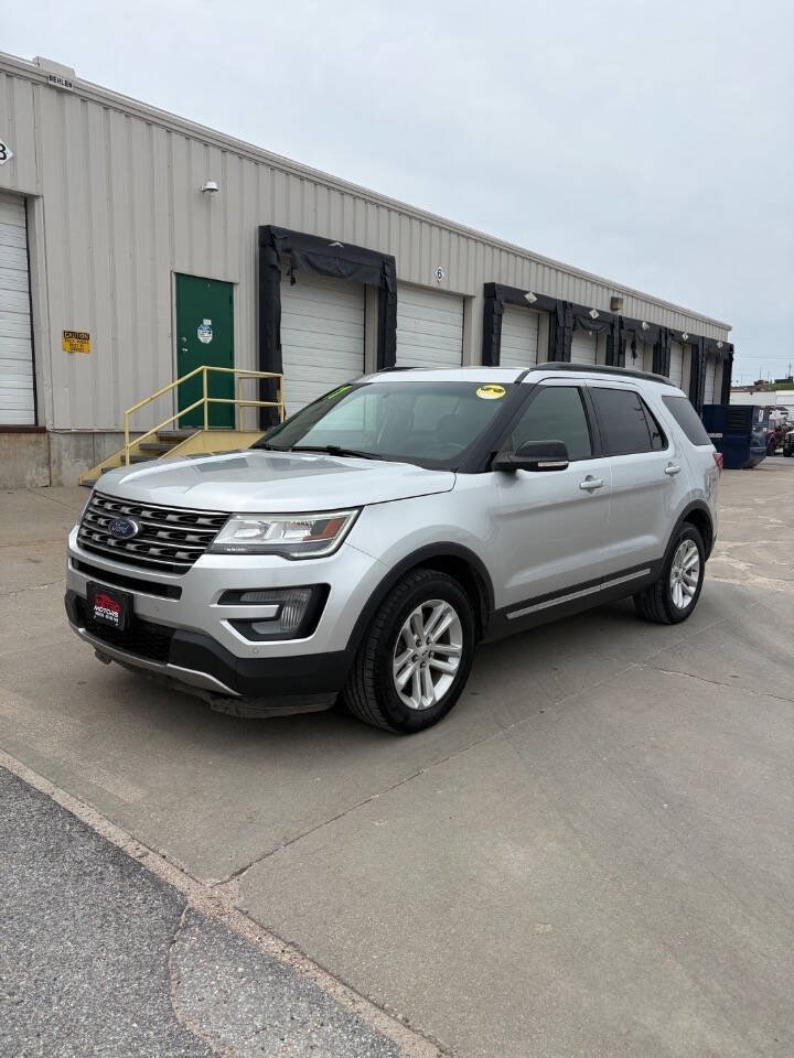 Used 2017 Ford Explorer XLT w/ Equipment Group 202A FWD image 3