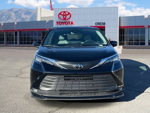 Used 2026 Toyota Sienna XLE FWD image 2