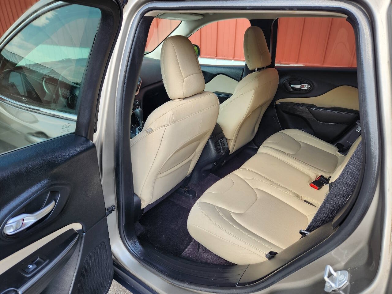 Used 2016 Jeep Cherokee Latitude w/ Cold Weather Group AWD/4WD image 12