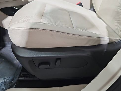 Used 2023 Buick Envision Essence image 29