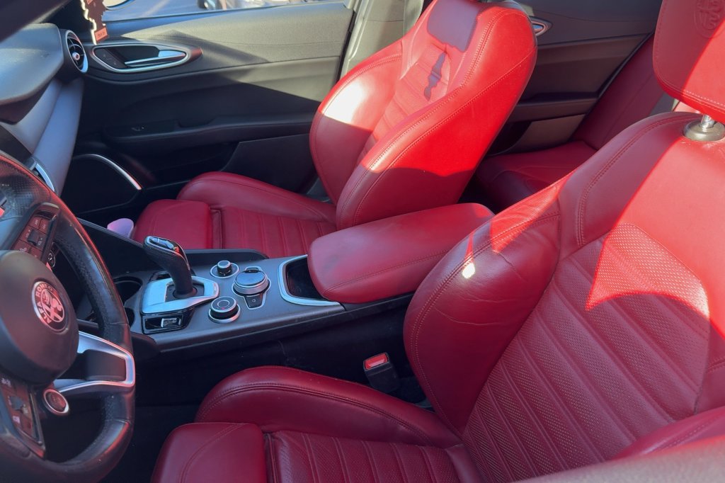 Used 2022 Alfa Romeo Giulia Veloce RWD image 11