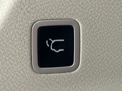 Used 2020 Chrysler Voyager Lxi FWD image 11