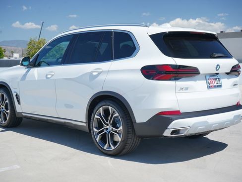 New 2026 BMW X5 xDrive50e w/ Premium Package AWD/4WD image 8