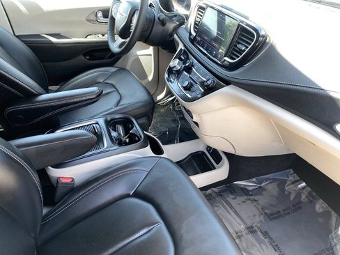 Used 2023 Chrysler Pacifica Touring-L FWD image 9