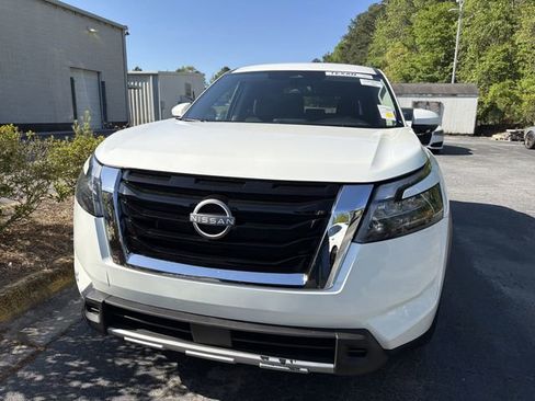 Certified 2024 Nissan Pathfinder SV FWD image 2
