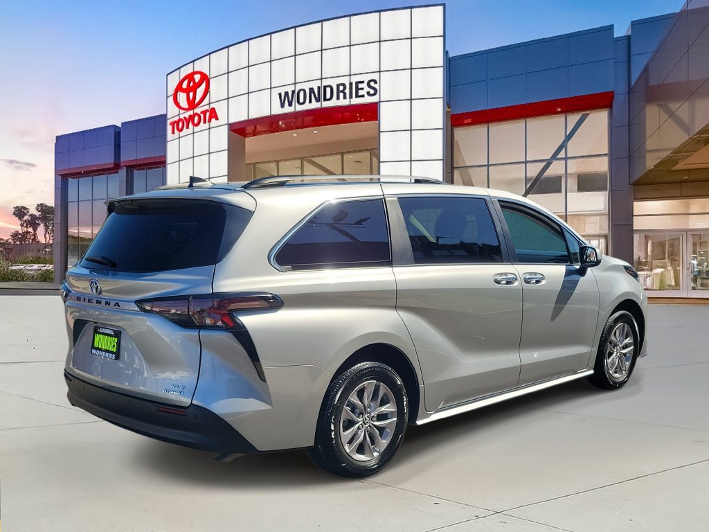 Used 2024 Toyota Sienna XLE FWD image 6