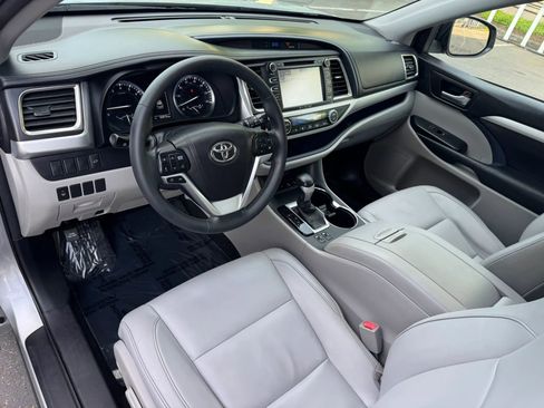 Used 2016 Toyota Highlander XLE AWD/4WD image 17