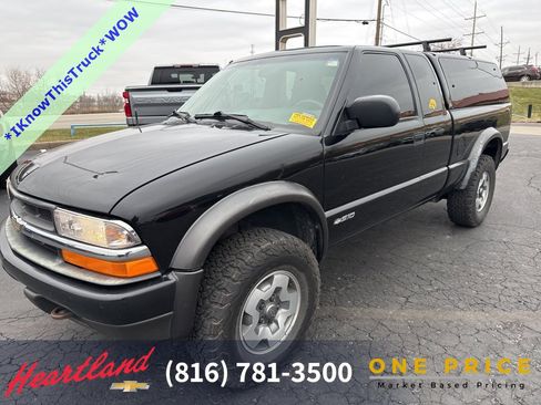 Used 2000 Chevrolet S10 Pickup LS w/ Preferred Equipment Group image 2