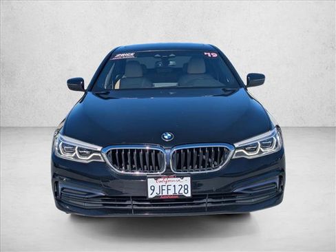 Used 2019 BMW 530i xDrive w/ Executive Package image 2