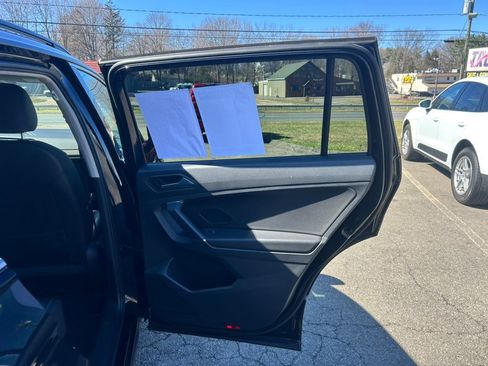 Used 2020 Volkswagen Tiguan SE w/ Panoramic Sunroof Package image 18