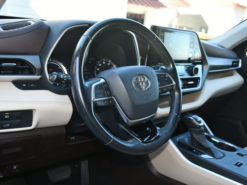Used 2020 Toyota Highlander XLE image 8