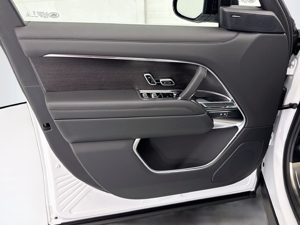 New 2026 Land Rover Range Rover Long Wheelbase SE AWD/4WD image 23