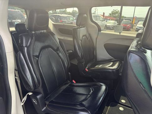 Used 2022 Chrysler Pacifica Touring-L FWD image 14