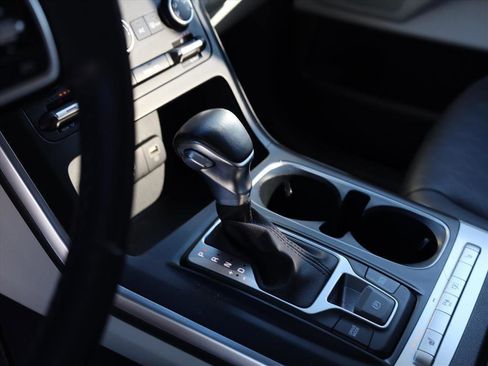 Used 2023 Kia Carnival LX image 8