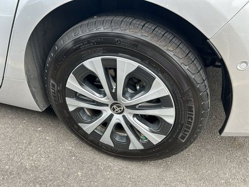 Used 2019 Toyota Prius XLE AWD/4WD image 8