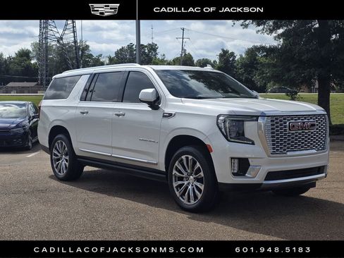 Used 2022 GMC Yukon XL Denali w/ Denali Ultimate Package AWD/4WD image 3