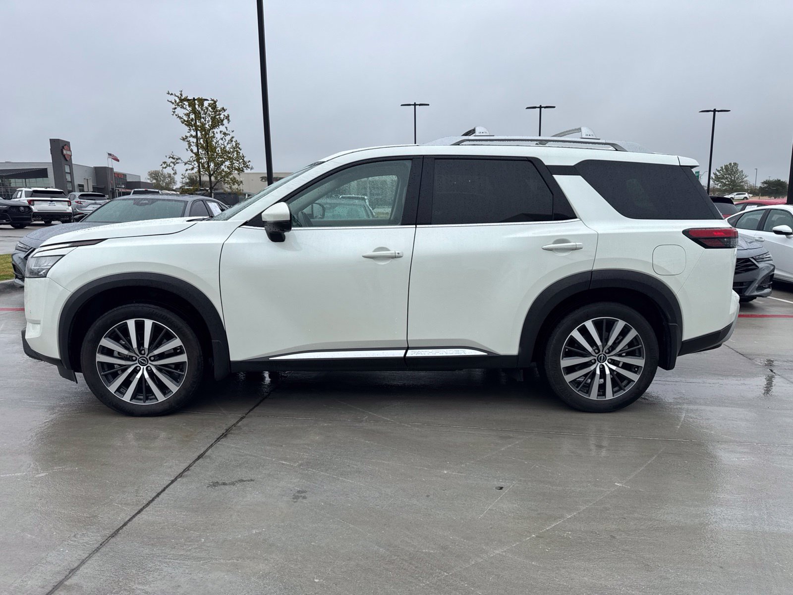 Used 2022 Nissan Pathfinder Platinum w/ Cargo Package AWD/4WD image 5