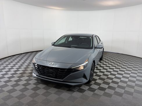 Used 2023 Hyundai Elantra SEL image 2