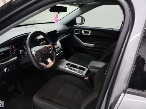 Used 2021 Ford Explorer XLT image 25