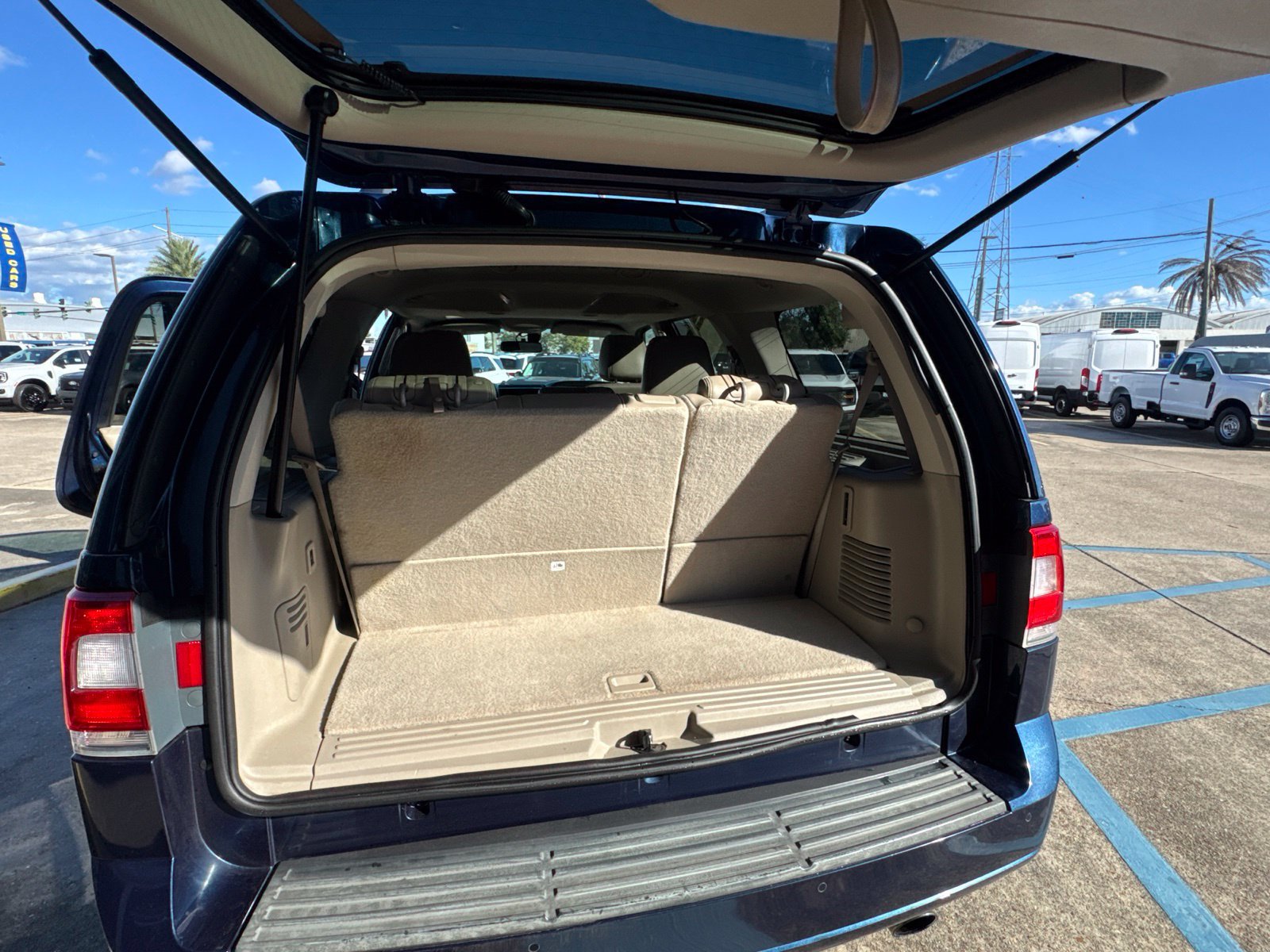 Used 2017 Lincoln Navigator Select RWD image 33