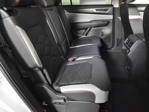 New 2025 Volkswagen Atlas Peak Edition SE image 11