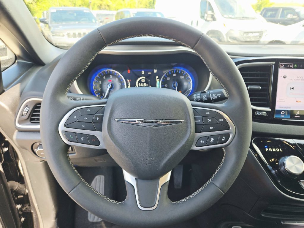Used 2025 Chrysler Pacifica Select FWD image 19