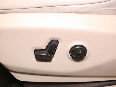 Used 2021 Chrysler Pacifica Touring-L image 41