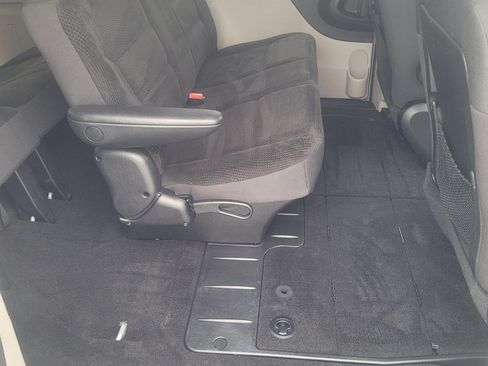 Used 2018 Dodge Grand Caravan SE w/ UConnect Hands-Free Group image 24