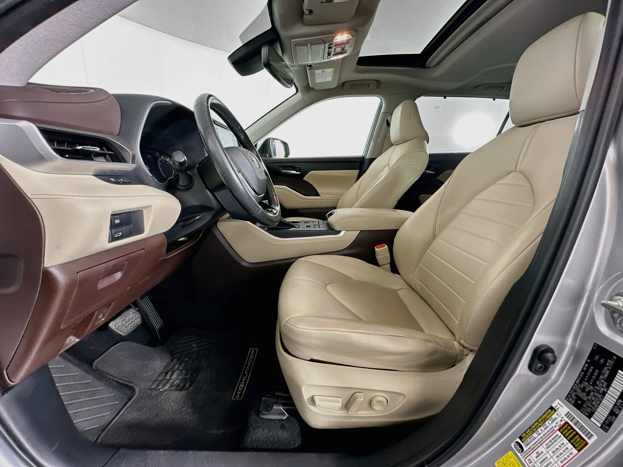 Used 2021 Toyota Highlander XLE AWD/4WD image 13