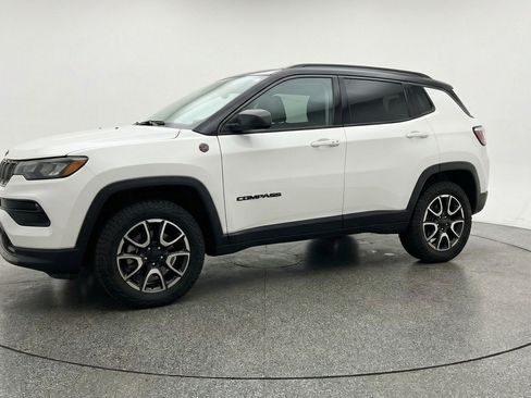 Used 2025 Jeep Compass Trailhawk w/ Trailer Tow Group AWD/4WD image 3