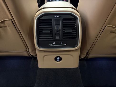 Used 2023 Porsche Macan AWD/4WD image 47