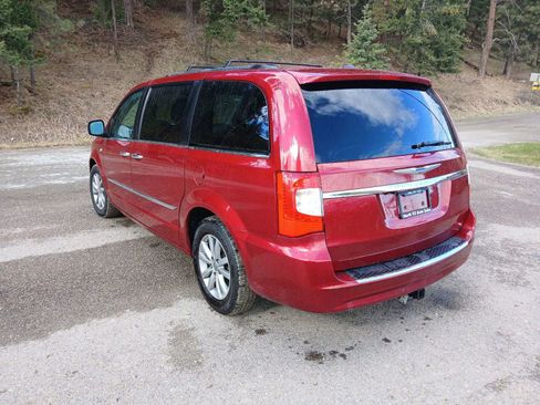 Used 2014 Chrysler Town & Country Touring-L image 6