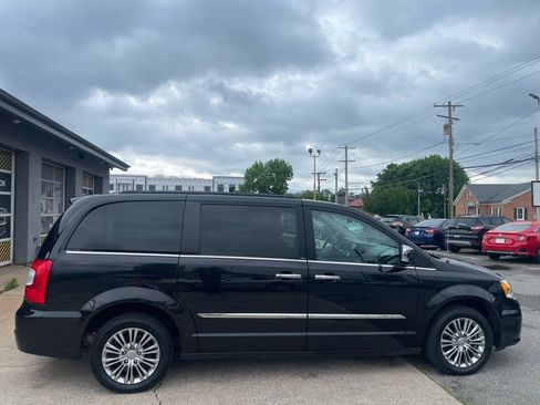 Used 2013 Chrysler Town & Country Touring-L w/ Entertainment Group #2 FWD image 16