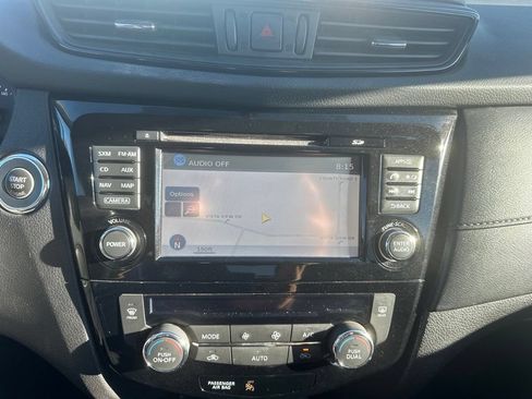 Used 2017 Nissan Rogue SV AWD/4WD image 3