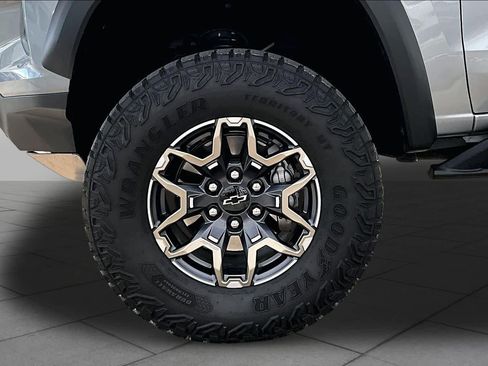 Used 2026 Chevrolet Colorado ZR2 w/ Technology Package AWD/4WD image 11