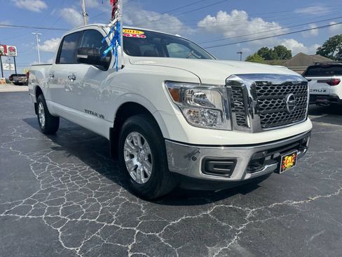 Used 2018 Nissan Titan SV w/ SV Convenience Package AWD/4WD image 8
